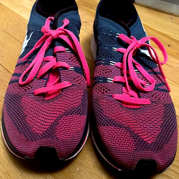 Practically new Nike running shoes - Picture 2 of 6